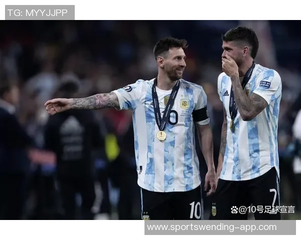 梅西与苏亚雷斯德保罗共聚训练场备战新赛季展现团结精神